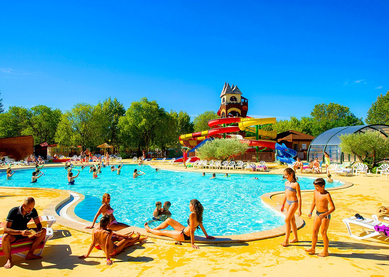 Groot buitenzwembad met waterglijbanen en activiteiten op camping CAPFUN Bastide in N�mes (30).
