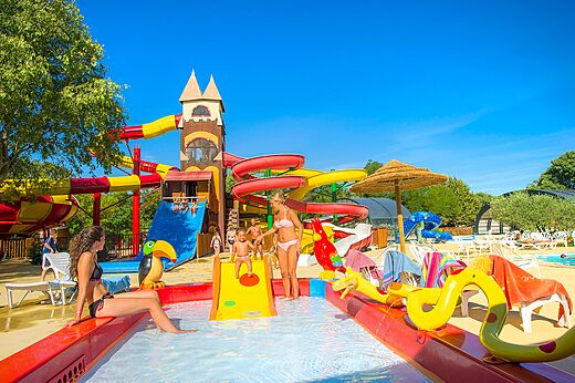 Waterpark met kleurrijke glijbanen en kinderzwembad op camping CAPFUN Bastide in Nîmes (30).