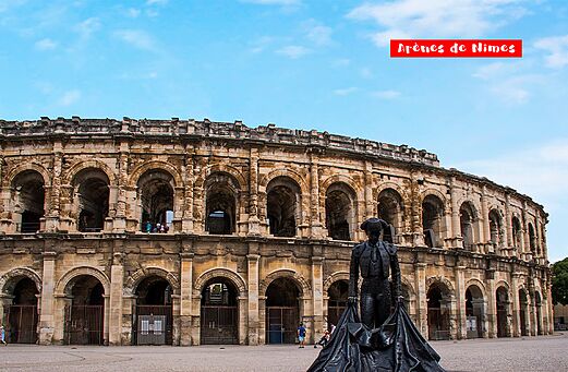 Arena's van Nîmes, historisch Romeins amfitheater met stiervechterbeeld, Gard.
