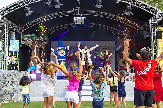 Kinderanimatie met show en mascottes op camping CAPFUN Bastide in Nîmes (30).
