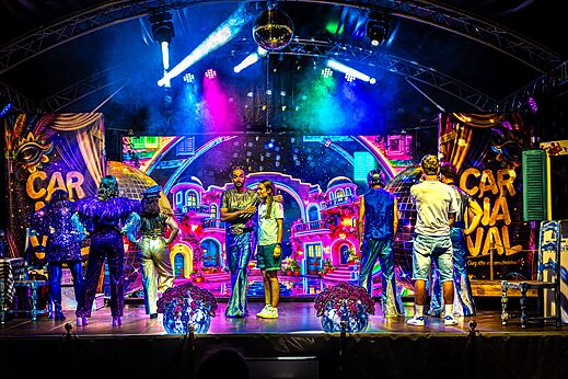 Kleurrijke carnavalsvoorstelling met artiesten op podium op camping CAPFUN Bastide in Nîmes (30).