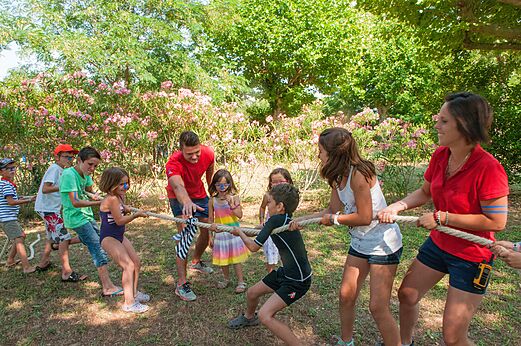Animatie: touwtrekken op camping CAPFUN Bastide in Nîmes (30).