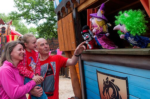 Poppenkastvoorstelling met een lachende familie op camping CAPFUN Bastide in Nîmes (30).