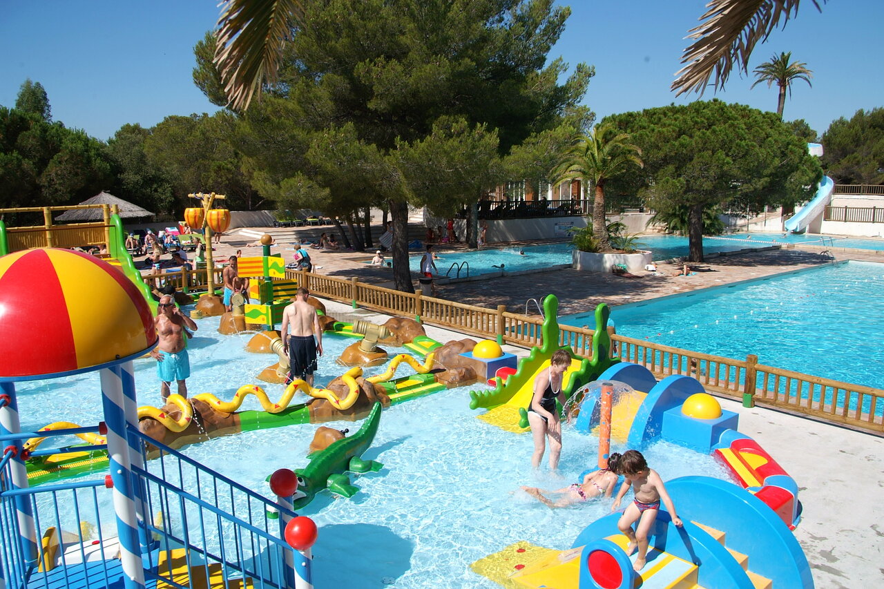 Waterpark met waterspellen, glijbanen en zwembaden op camping CAPFUN La Baume - La Palmeraie in Fr�jus (83).