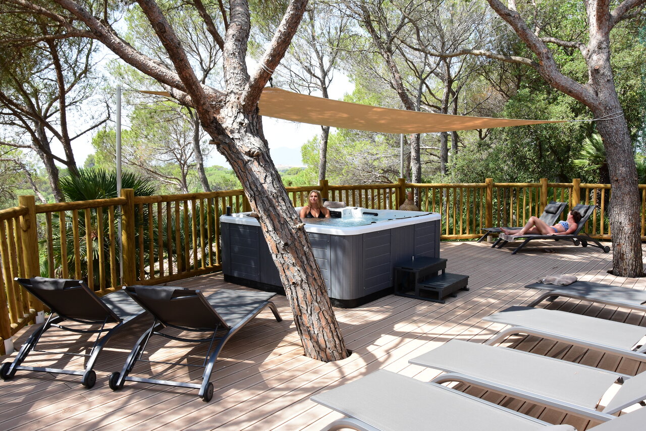 Buitenjacuzzi op houten terras op camping CAPFUN La Baume - La Palmeraie in Fr�jus (83).