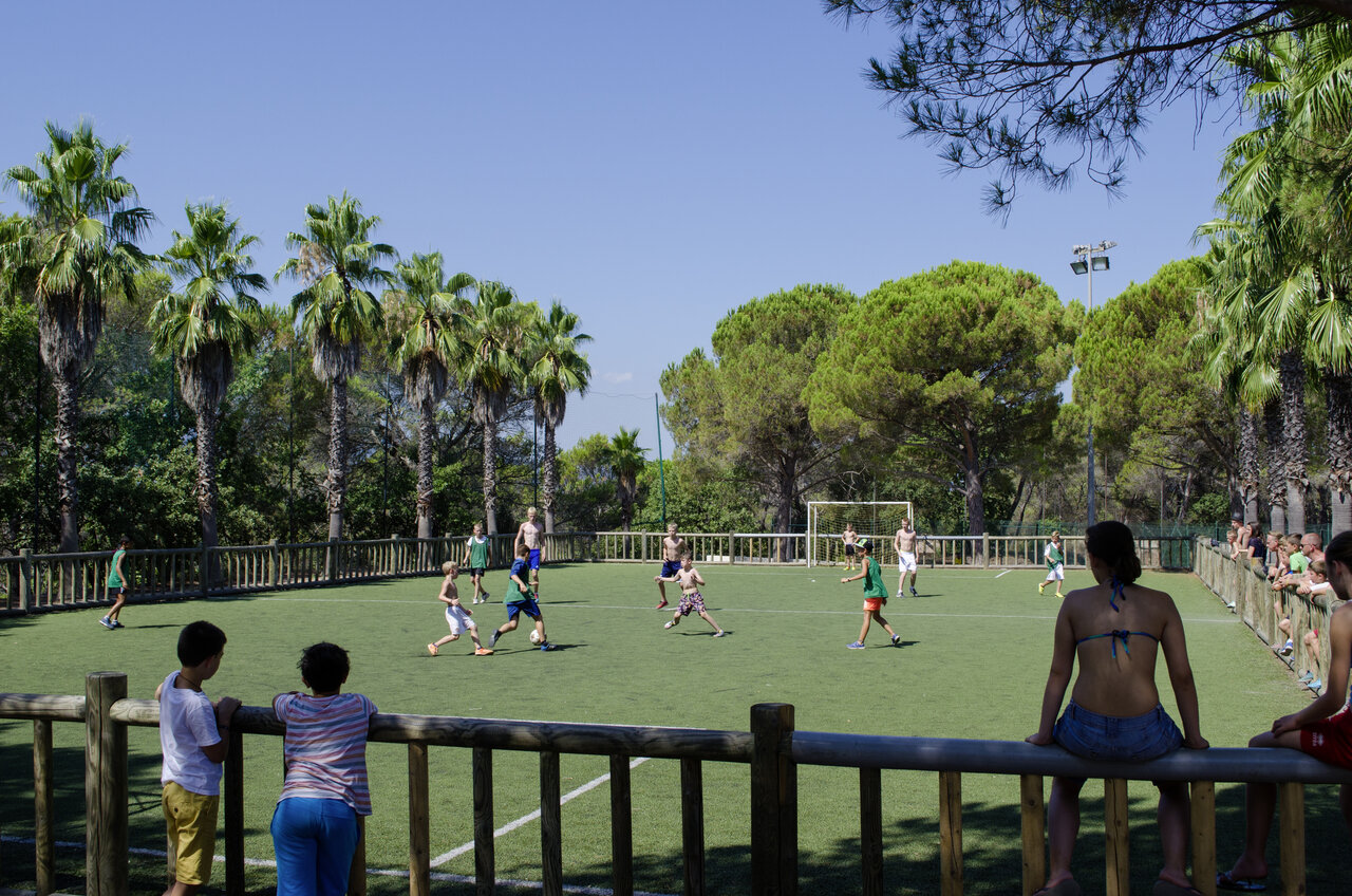 Kinderen voetballen op terrein bij camping CAPFUN La Baume in Fr�jus.