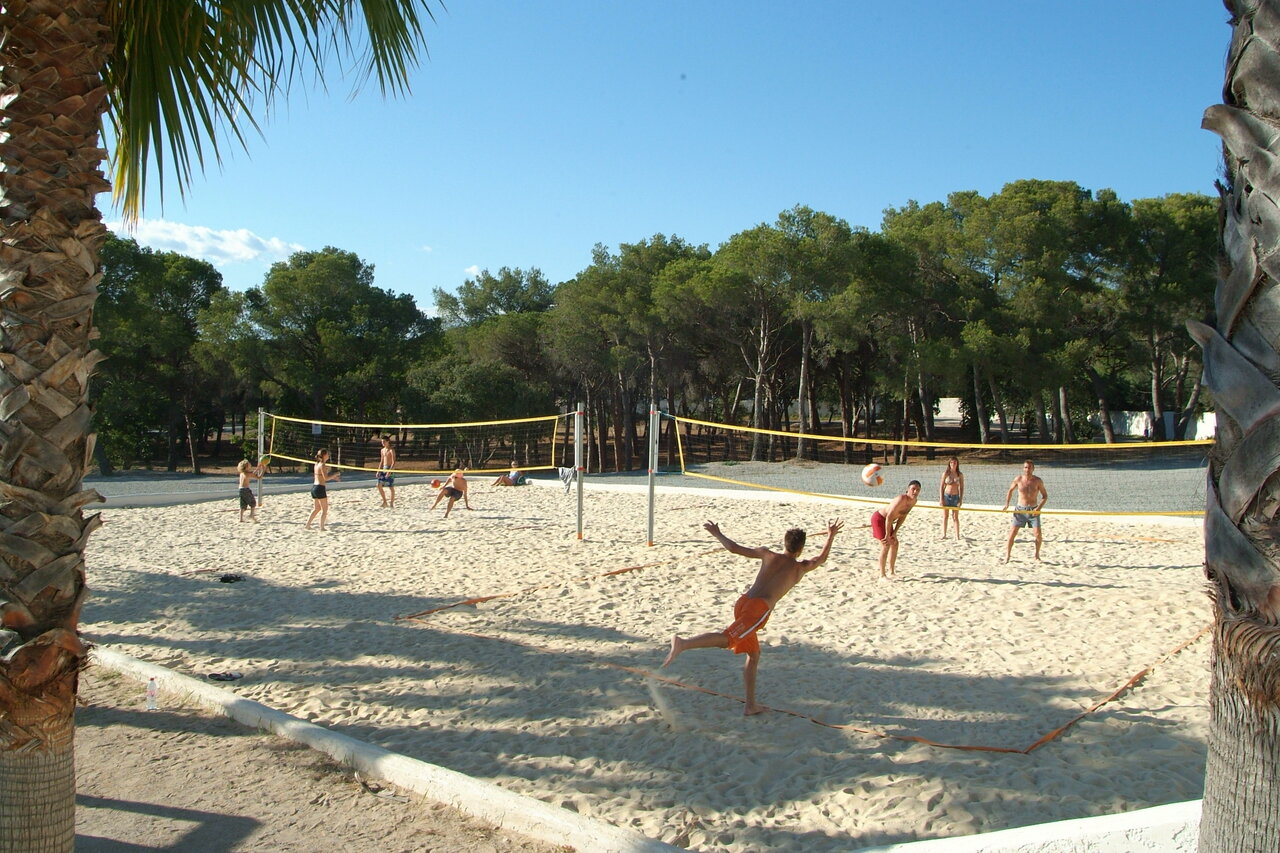 Beachvolleybalveld met spelers op camping CAPFUN La Baume - La Palmeraie in Fr�jus (83).