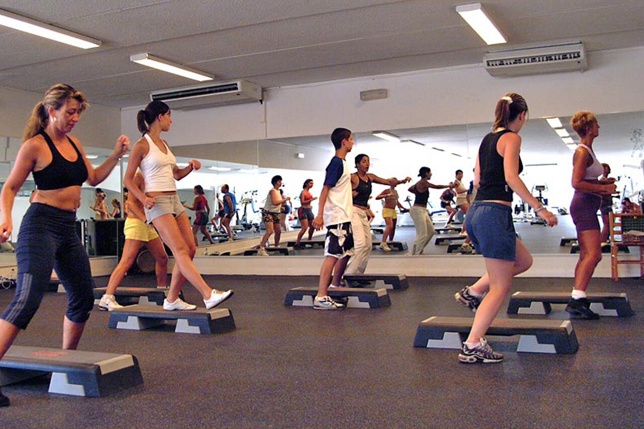 Step aerobics les in de sportzaal op camping CAPFUN La Baume - La Palmeraie in Fr�jus (83).