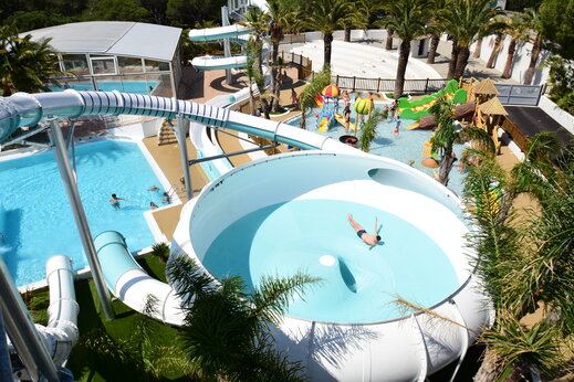 Groot waterpark, glijbanen en zwembad op CAPFUN La Baume in Fréjus.