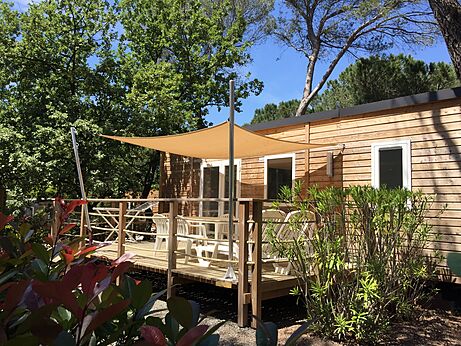 Stacaravan met terras op camping CAPFUN La Baume - La Palmeraie in Fréjus (83).