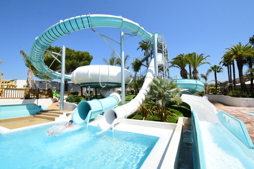 Waterglijbanen en buitenzwembad op camping CAPFUN La Baume - La Palmeraie te Fréjus.