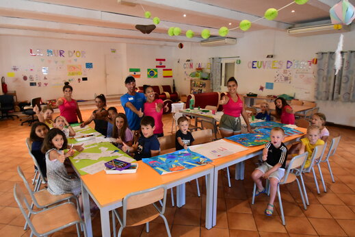Creatieve workshop voor kinderen met animatoren op camping CAPFUN La Baume - La Palmeraie.