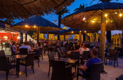 Levendige bar op camping CAPFUN La Baume - La Palmeraie in Fréjus (83).