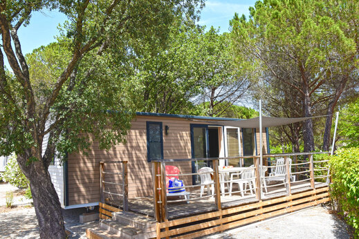 Stacaravan met schaduwrijk terras bij CAPFUN La Baume - La Palmeraie Fréjus.