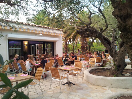 Levendig en schaduwrijk buitenrestaurant op CAPFUN La Baume - La Palmeraie in Fréjus.