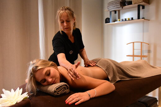 Ontspannende rugmassage in de wellnessruimte op camping CAPFUN La Baume - La Palmeraie in Fréjus (83).