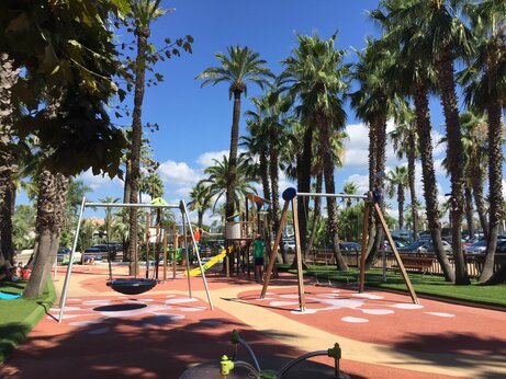 Kinderspeeltuin, schommels op camping CAPFUN La Baume - La Palmeraie in Fréjus.