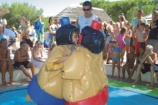 Kinderen in sumopakken tijdens animatie op camping CAPFUN La Baume - La Palmeraie in Fréjus (83).