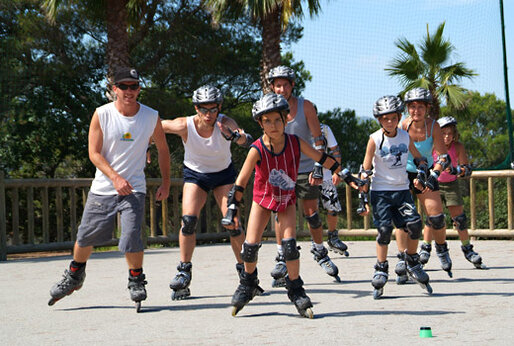 Familie en kinderen rolschaatsen op camping CAPFUN La Baume - La Palmeraie in Fréjus (83).