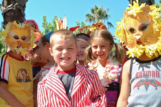 Verklede en gemaskerde kinderen tijdens animatie op camping CAPFUN La Baume - La Palmeraie in Fréjus (83).