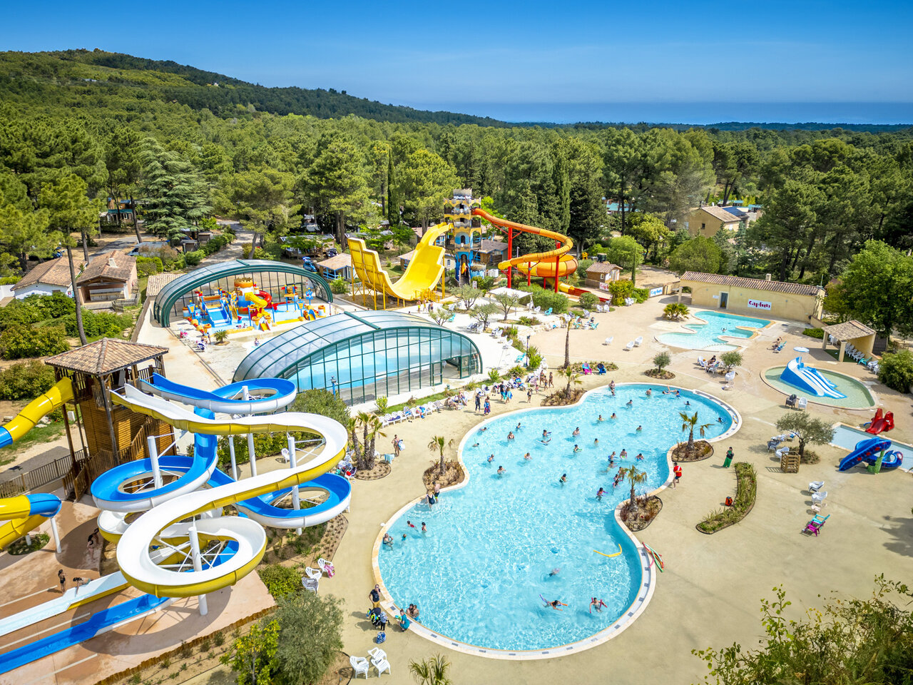 Waterpark met reuzenglijbanen en zwembaden op camping CAPFUN Beauregard in MORNAS (84).