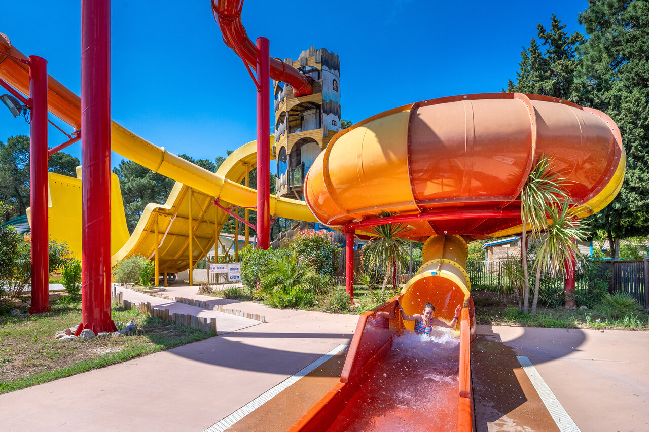 Kind op reuzenglijbaan, waterpark camping CAPFUN Beauregard, MORNAS (84).