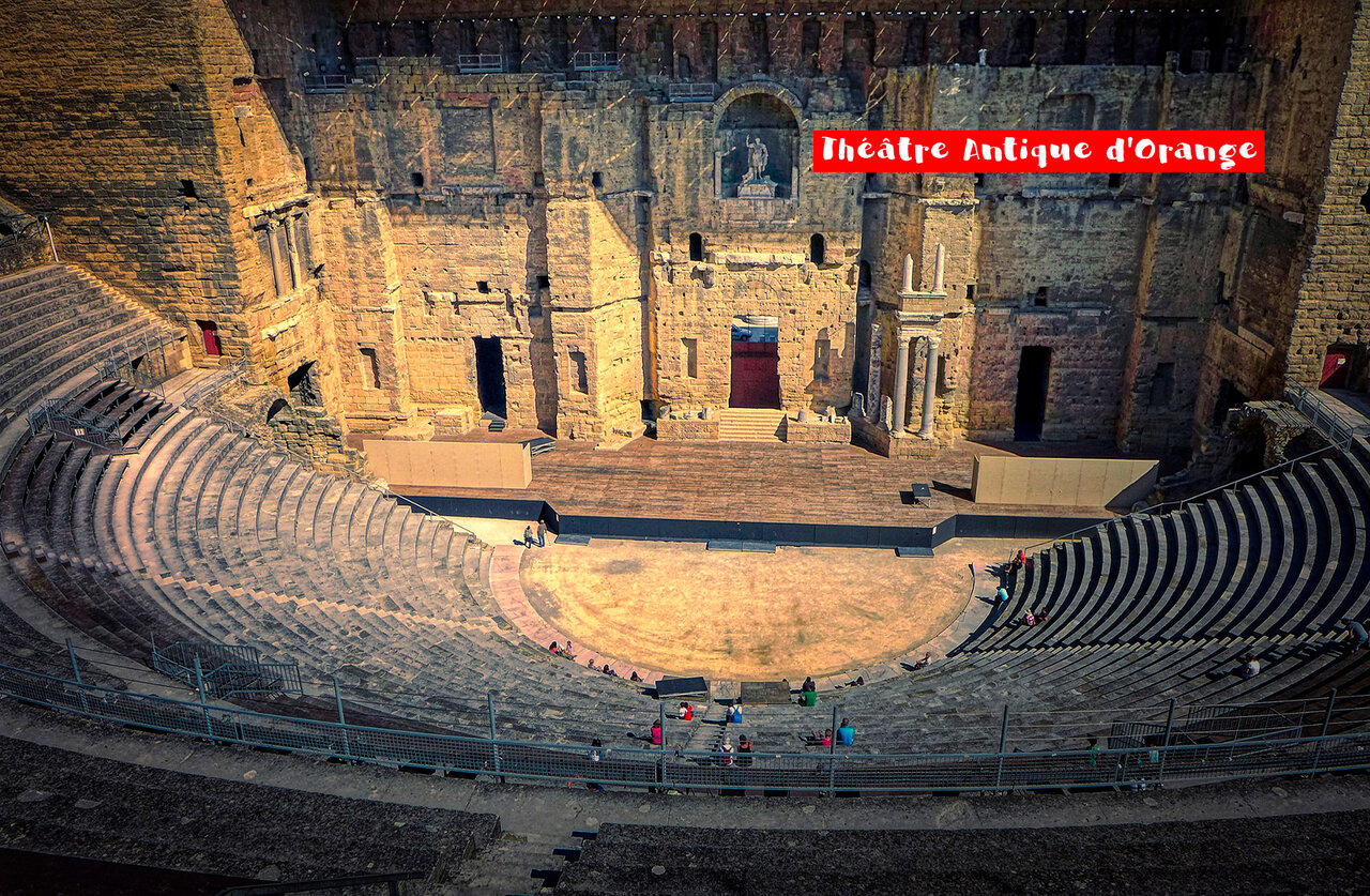 Antiek Theater van Orange, historisch Romeins monument te bezoeken in de Provence.