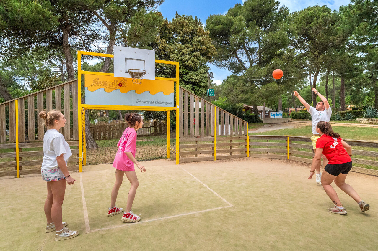 Basketbalwedstrijd op multisportterrein op camping CAPFUN Beauregard in MORNAS (84).
