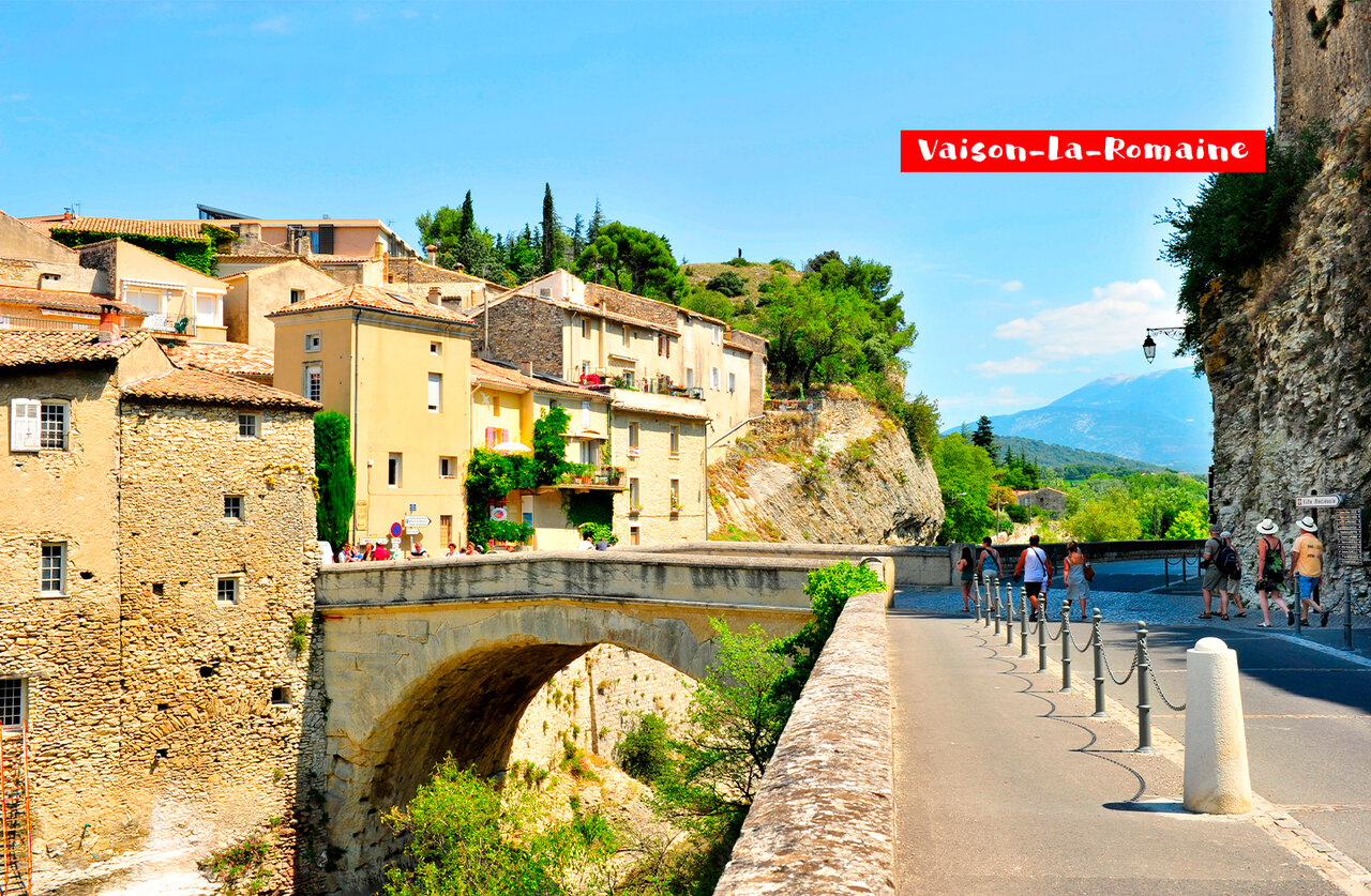Vaison-la-Romaine, Romeinse brug en oude huizen, historische plek te bezoeken nabij de camping.