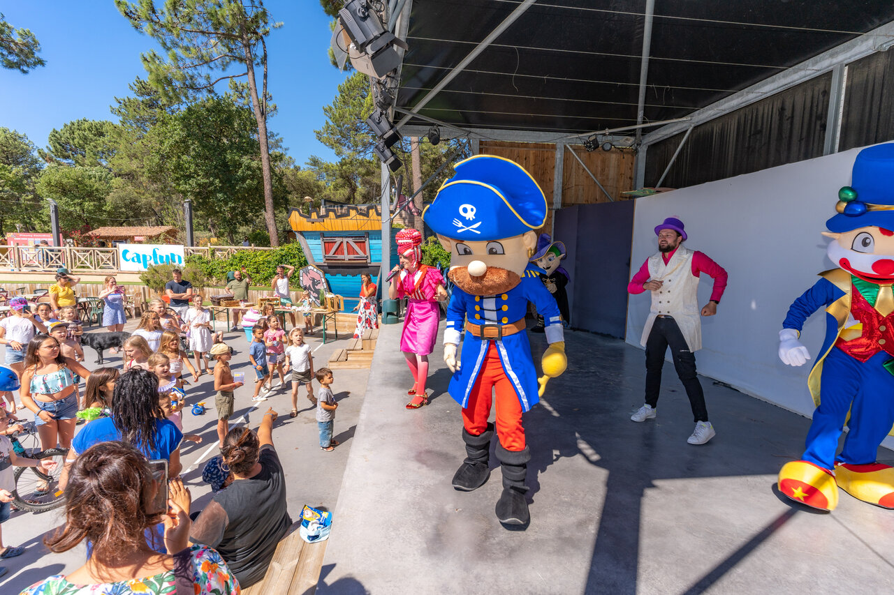 Animatievoorstelling met mascottes voor kinderen op camping CAPFUN Beauregard in MORNAS (84).