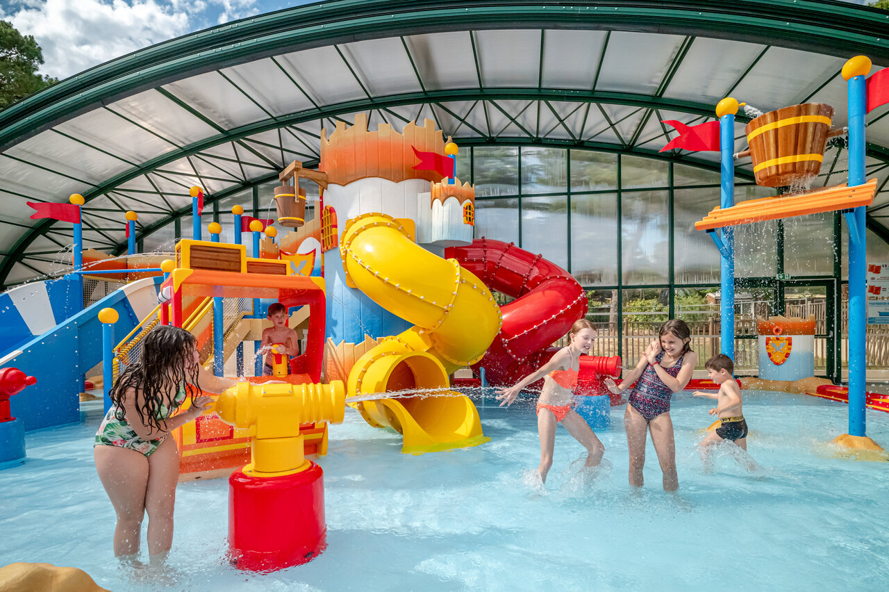 Overdekt waterpark met glijbanen, waterspellen op camping CAPFUN Beauregard in MORNAS.