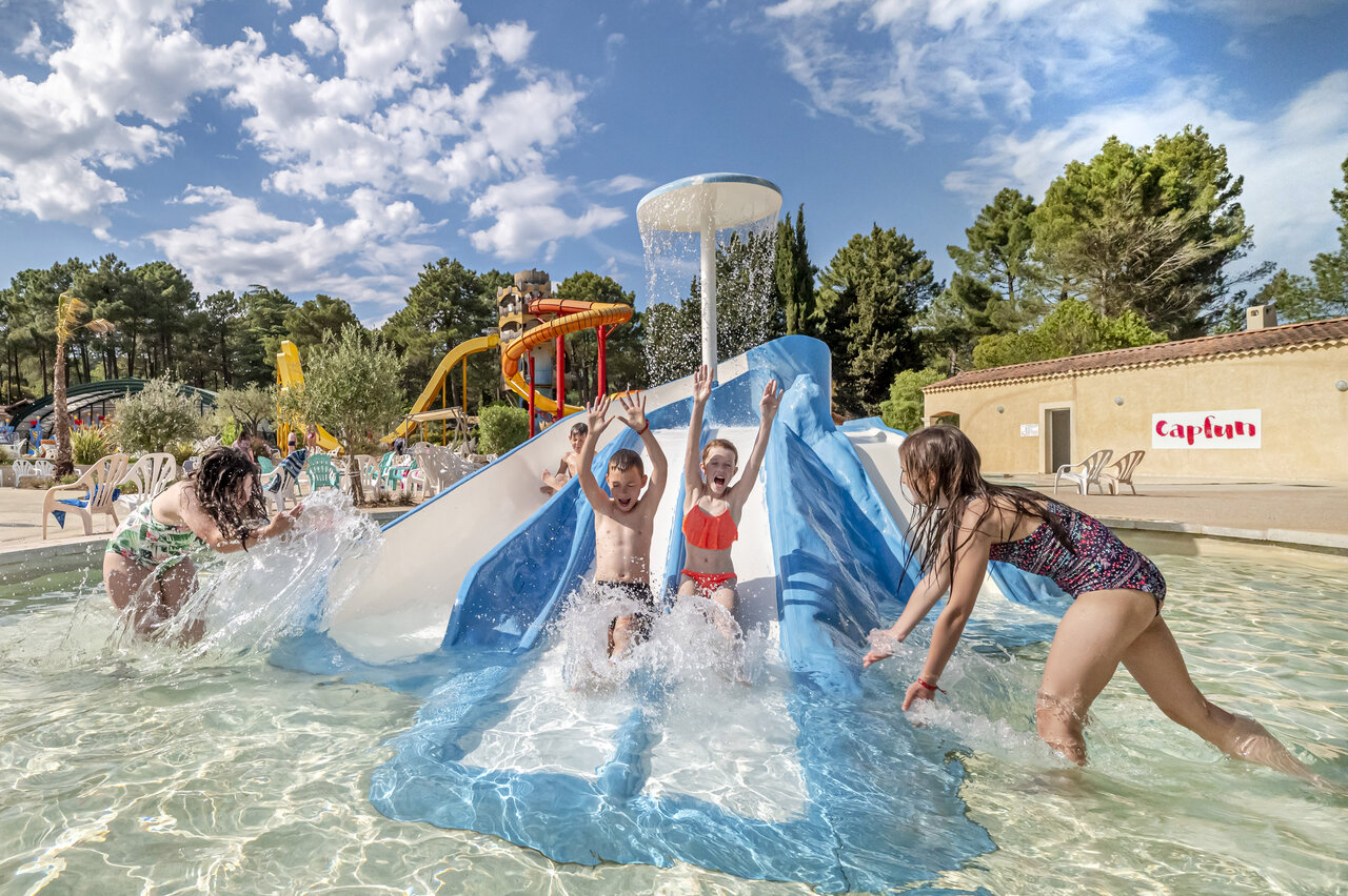 Waterglijbaan en waterspellen voor kinderen op CAPFUN Beauregard in MORNAS (84).