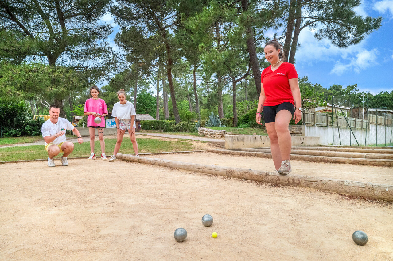 Petanque spelers op het veld van camping CAPFUN Beauregard in MORNAS (84).