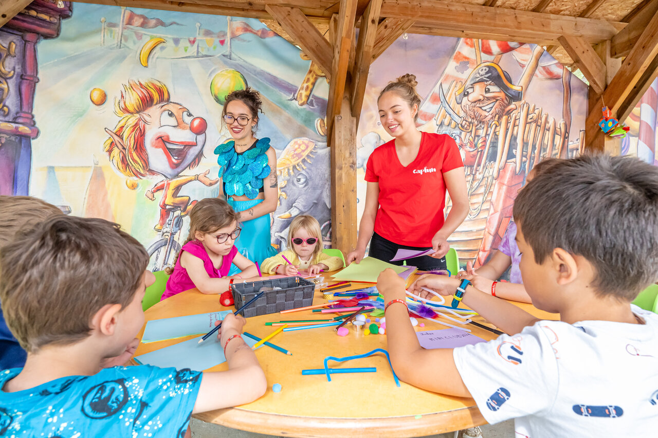 Kinderen doen creatieve activiteit met animatoren op camping CAPFUN Beauregard in MORNAS (84).
