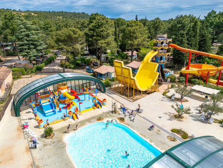 Waterpark met reuzenglijbanen, zwembad en overdekte speeltuin op camping CAPFUN Beauregard in MORNAS (84).