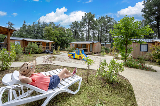 Comfortabele stacaravans en kinderspeeltuin op camping CAPFUN Beauregard in MORNAS (84).