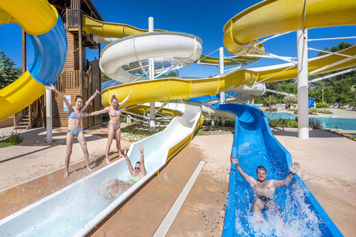 Gigantische waterglijbanen met vakantiegangers op camping CAPFUN Beauregard in MORNAS (84).
