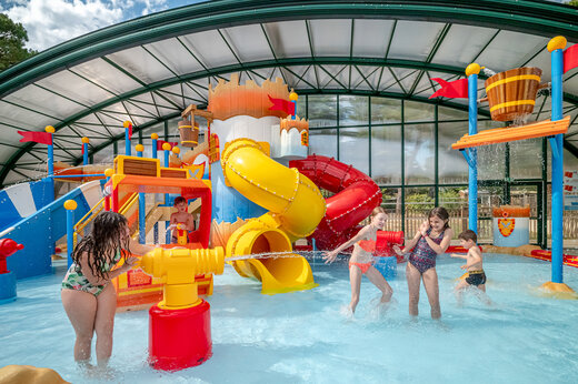 Overdekt waterpark, glijbanen en waterspellen op CAPFUN Beauregard in MORNAS (84).