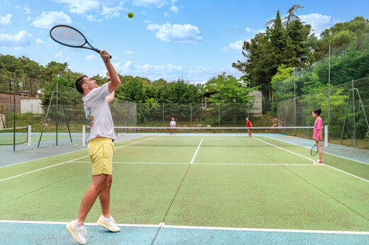 Tennisbaan met spelers op camping CAPFUN Beauregard in MORNAS (84).