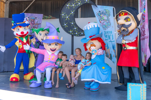 Kleurrijke mascottes en lachende kinderen bij animatie op camping CAPFUN Beauregard in MORNAS (84).