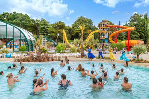 Buitenzwembad, animatie en waterglijbanen op camping CAPFUN Beauregard in MORNAS (84).