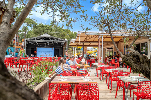 Buitenrestaurant en animatiepodium op camping CAPFUN Beauregard in MORNAS (84).