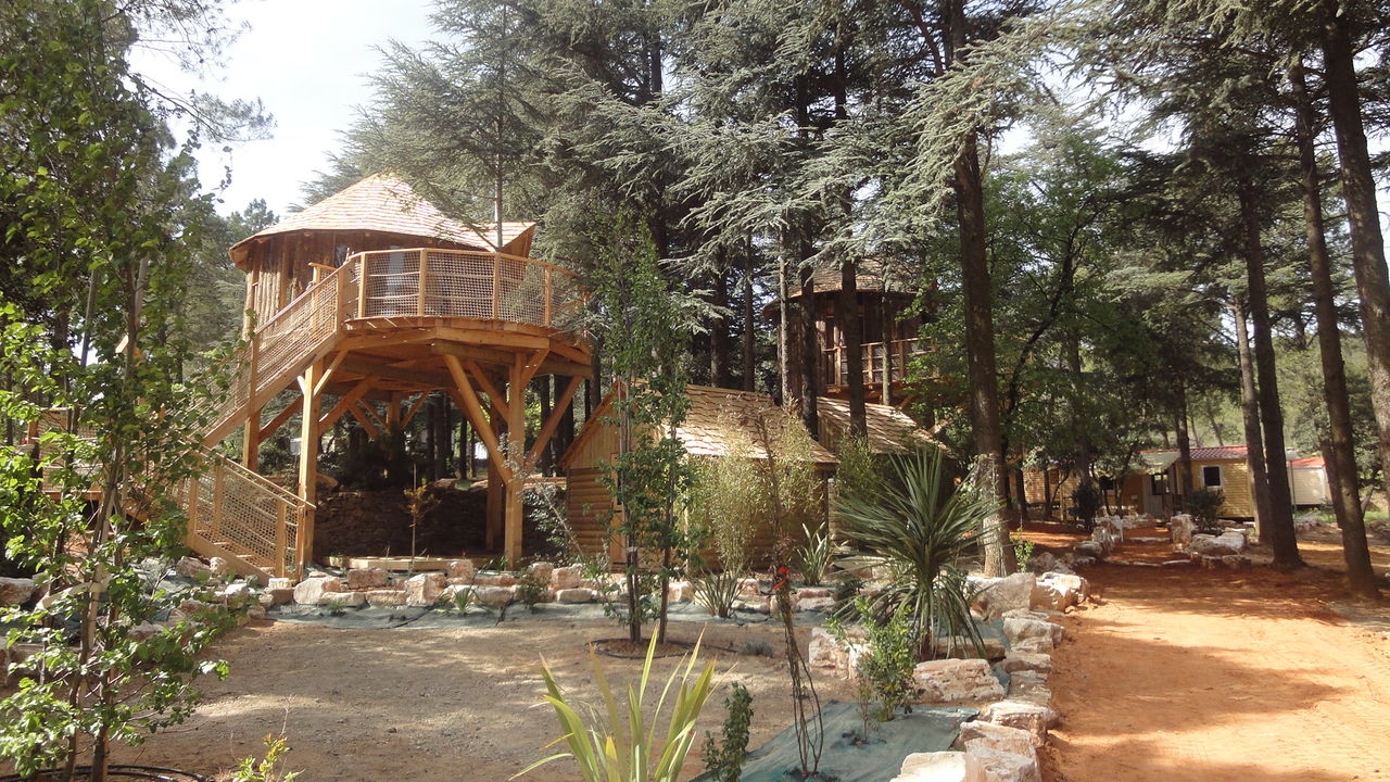 Bijzondere houten boomhutten op camping CAPFUN Beauregard in Mornas (84).