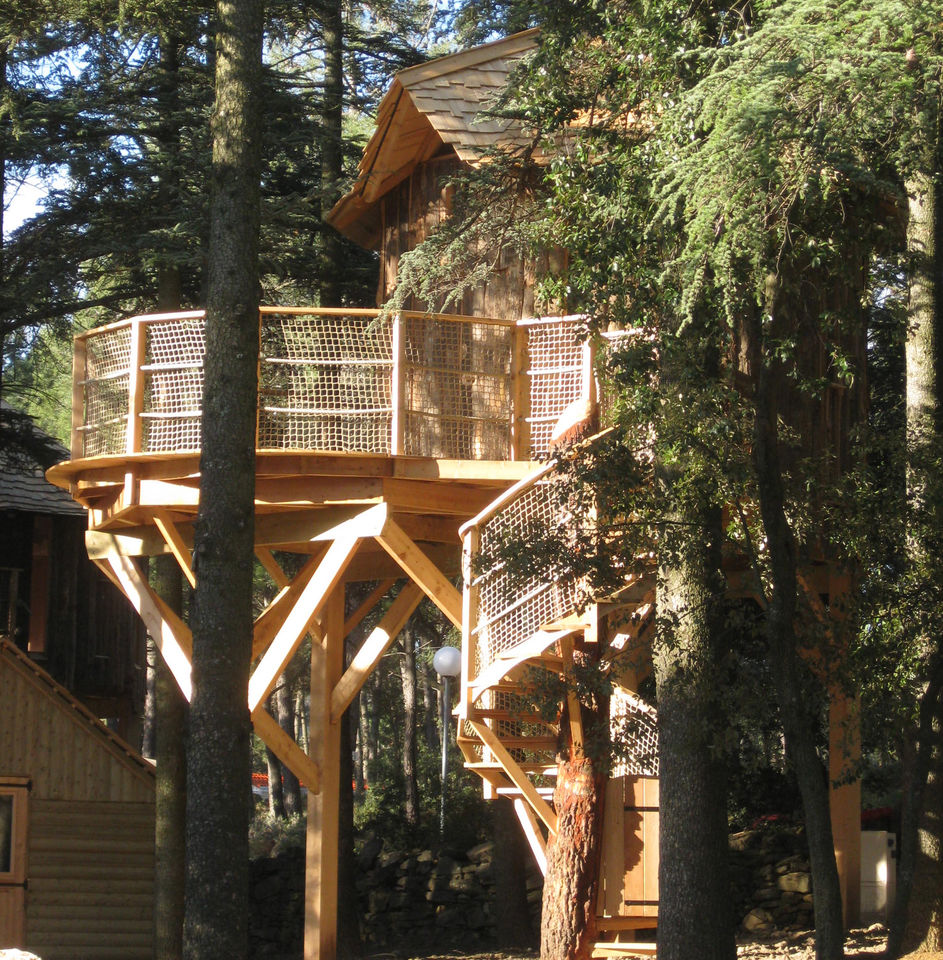 Houten boomhut met terras op camping CAPFUN Beauregard in Mornas (84).