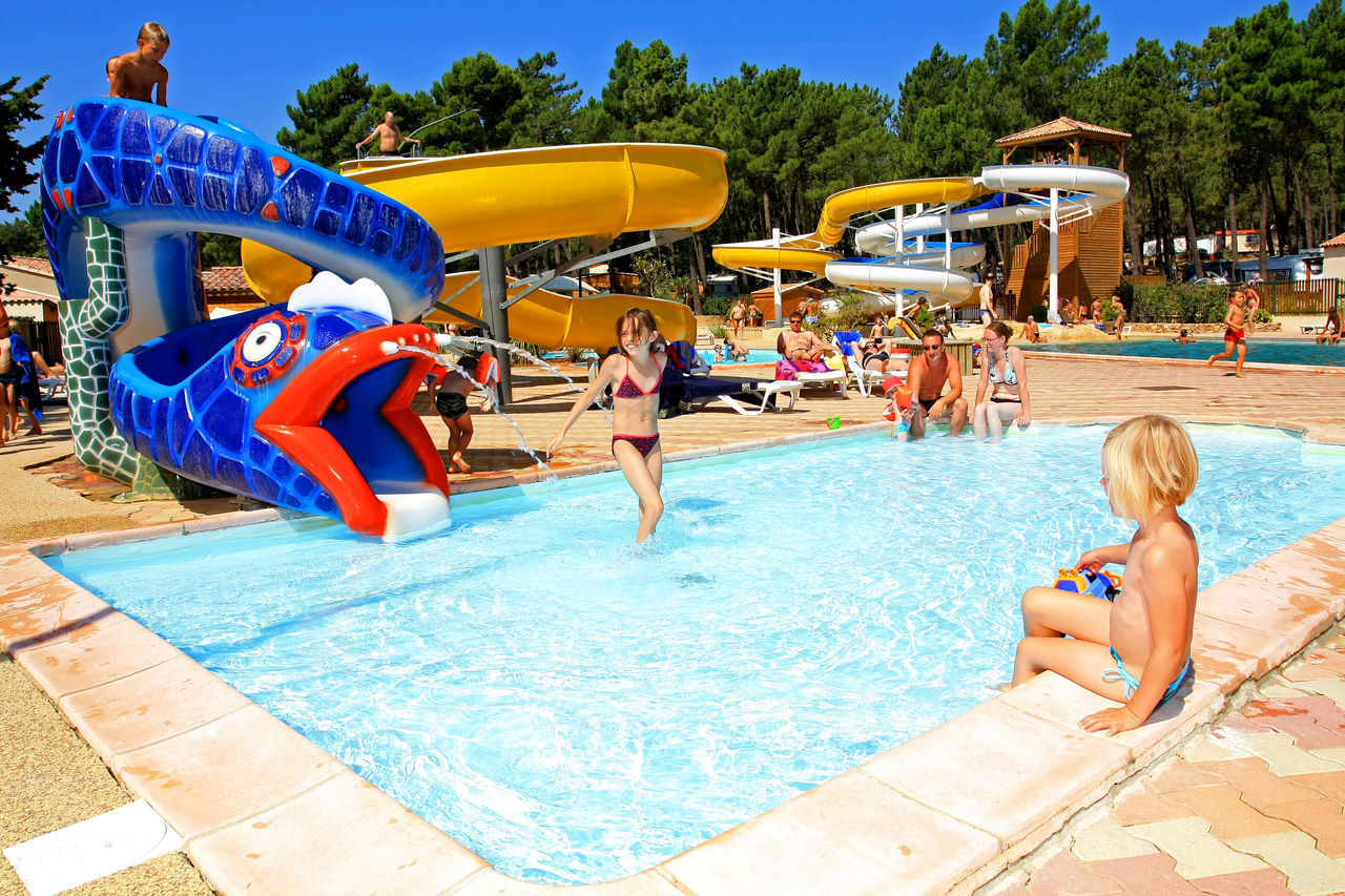 Waterglijbanen, kinderzwembad op camping CAPFUN Beauregard in Mornas (84).
