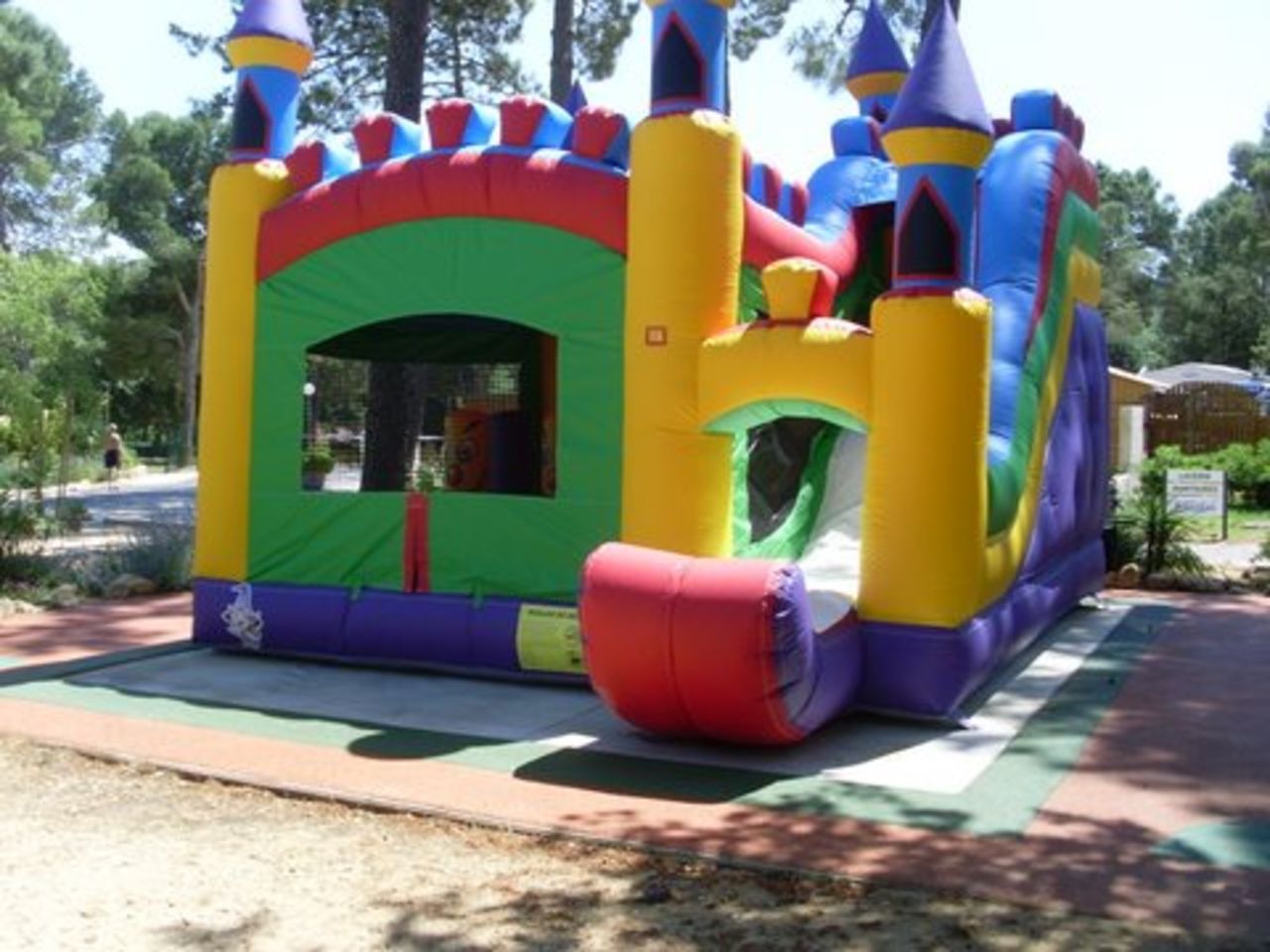 Opblaasbaar kasteel en glijbaan voor kinderen op CAPFUN Beauregard, Mornas (84).