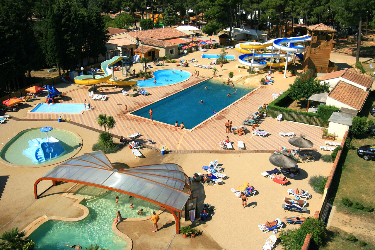 Waterpark, zwembaden en glijbanen op camping CAPFUN Beauregard in Mornas (84).