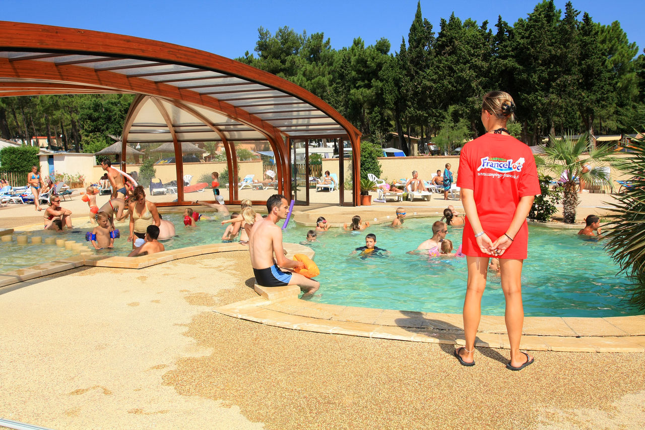 Overdekt zwembad met familieanimatie op camping CAPFUN Beauregard in Mornas (84).