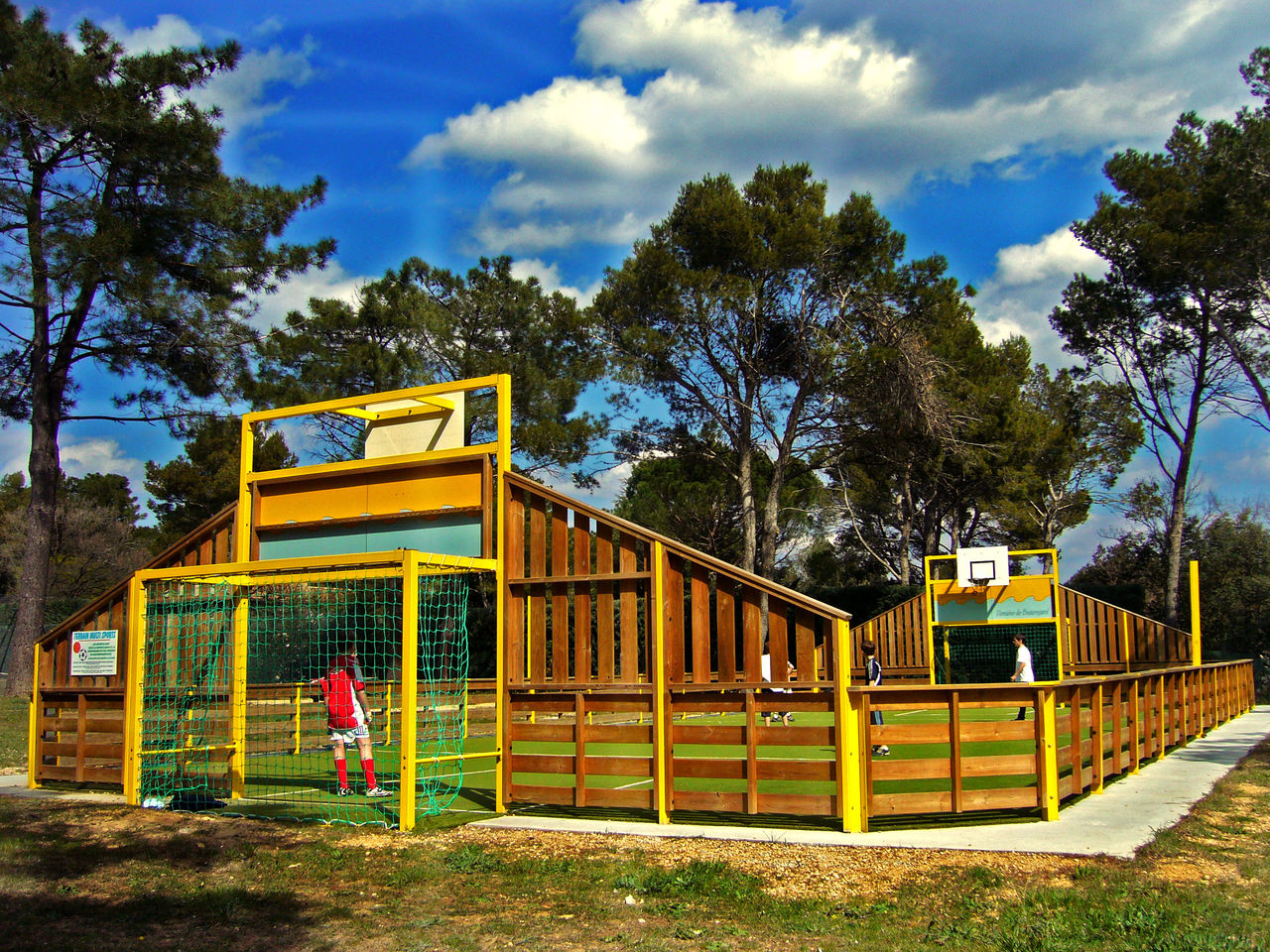 Omheind multisportterrein voor voetbal en basketbal op camping CAPFUN Beauregard: Boomhutten in Mornas (84).