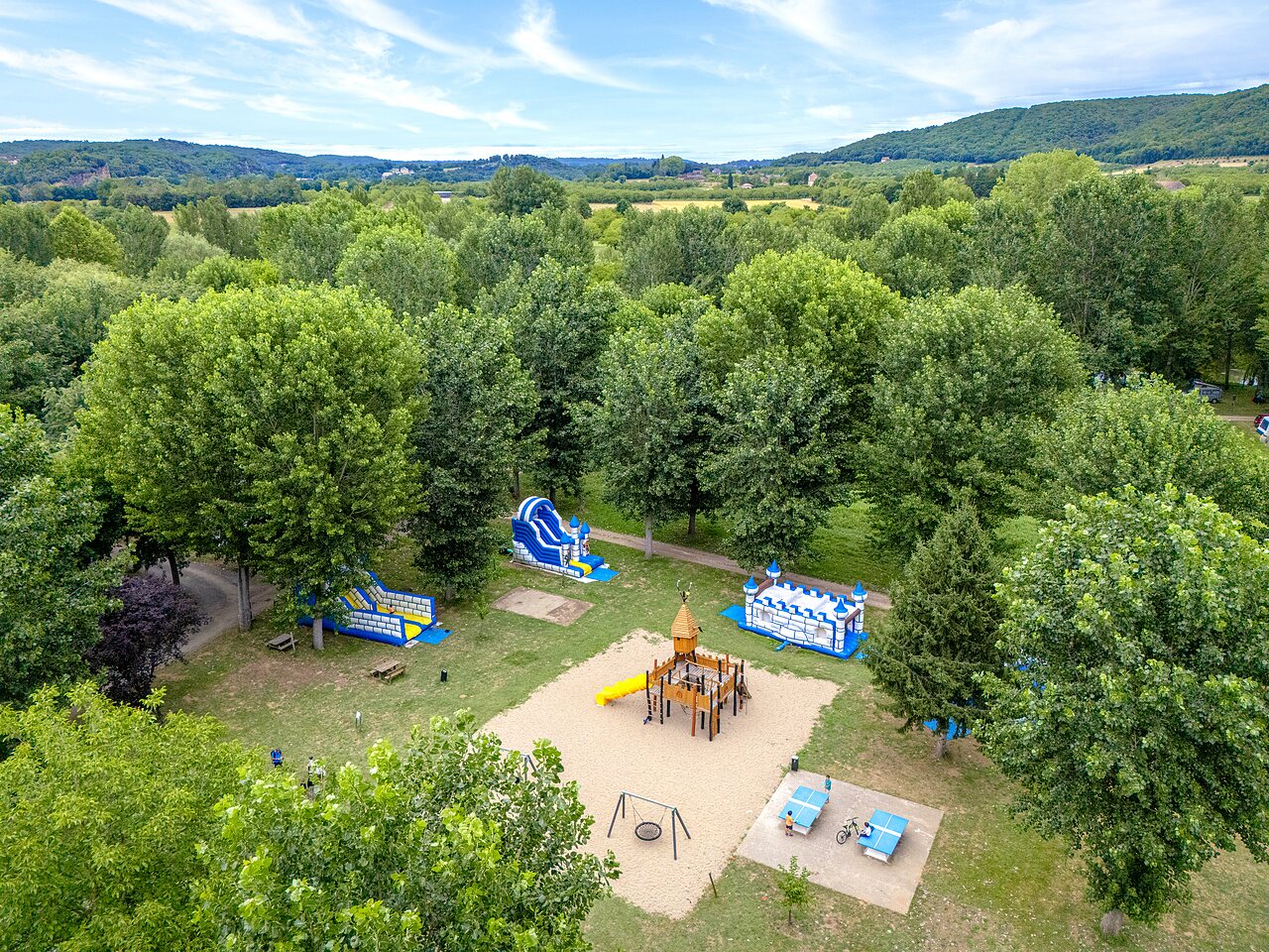 Speeltuin met springkussens, glijbanen en schommels op camping CLICOCHIC Beau Rivage in LA ROQUE-GAGEAC (24).